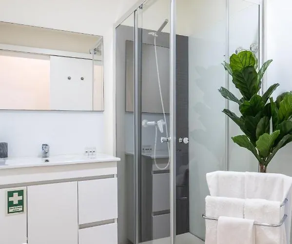 Domus 21 - Entreparedes * פורטו